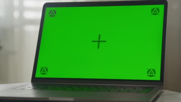 緑の画面のラップトップ ドリーの周りに投票する Fpsのスローモーションでクロマキーと机の上のコンピュータ室内 — ストック動画