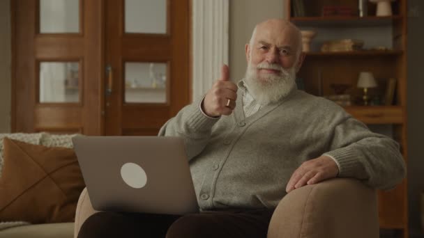 Senior Man Thumbs Gesto Mirando Cámara Abuelo Mostrando Dedo Grande — Vídeo de stock