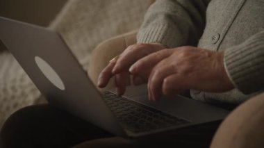 Kıdemli adam elleri daktilo, büyükbaba kolları dizüstü bilgisayar klavyesi kullanıyor.
