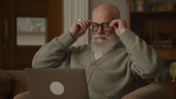 Старший Надевает Очки Дедушка Работает Над Ноутбуком Помещении Замедленной Съемке — стоковое видео