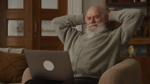 Vecchio Uomo Rilassato Con Mani Dietro Testa Nonno Anziano Che — Video Stock