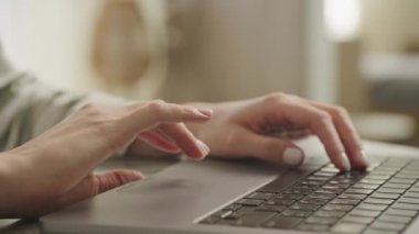 Laptop Touchpad 'de eller yukarı, bilgisayarda kadın kolları. Tanımlanamayan beyaz kadın internette geziniyor.