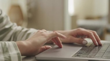 Kadın Eller Laptop Dokunmatik Defterini Kullanıyor. Yakından, Kafkas kadın kolları etrafında dönüyor. Bilgisayarda internette geziniyor.