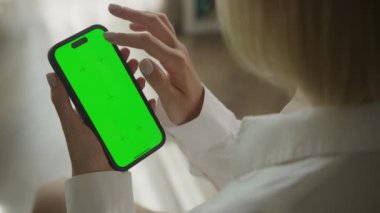 Yeşil Ekran Akıllı Telefonu tepeden tırnağa ve 60 fp içeriden omuz manzarası üzerinden tek vuruş.