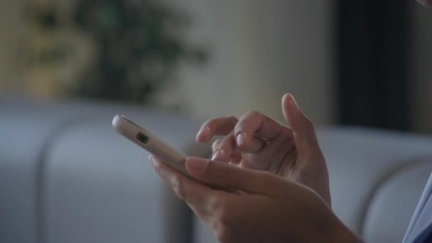 Close Navegación Smartphone Mujer Deslizar Teléfono Inteligente Mano Cámara Lenta — Vídeo de stock