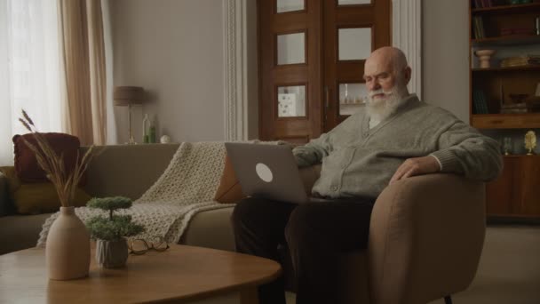 Старший Чоловік Дідусь Читає Погані Новини Ноутбуці Приміщенні Повільному Русі — стокове відео