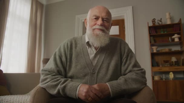 Senior Man Pov Video Call Κάμερα Βλέπει Τον Παππού Χαιρετισμό — Αρχείο Βίντεο