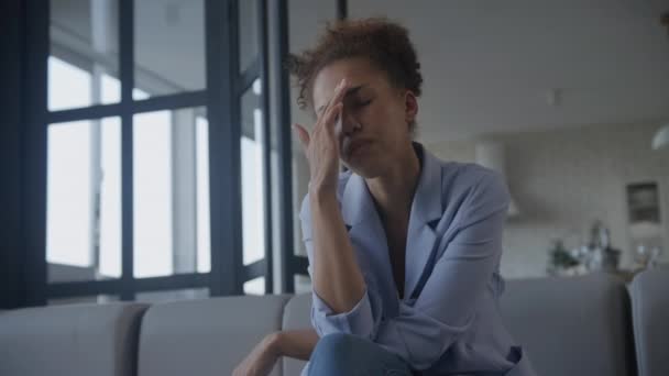 Bizneswoman Tarapatach Zdenerwowana Zrozpaczona Kobieta Walce — Wideo stockowe