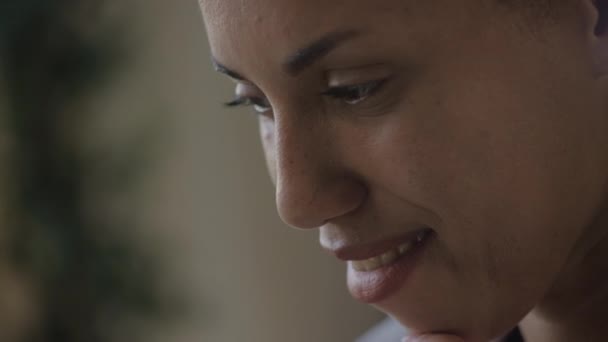 여성들은 가까이 흥분하며 미소짓는다 실내에서 천천히 아프리카 미국인 여성의 주위를 — 비디오