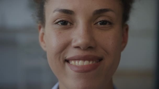 Χαμογελώντας Γυναίκα Πρόσωπο Γκρο Πλαν Πορτρέτο Αφρο Αμερικανική Γυναίκα Κοιτάζοντας — Αρχείο Βίντεο
