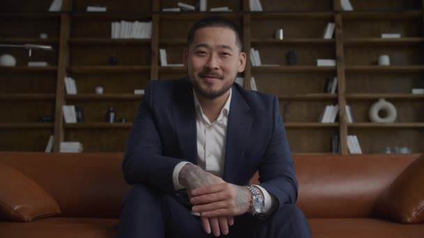 Udany Portret Biznesmena Człowiek Garniturze Patrzący Kamerę Dorosły Przedsiębiorca Azjatycki — Wideo stockowe
