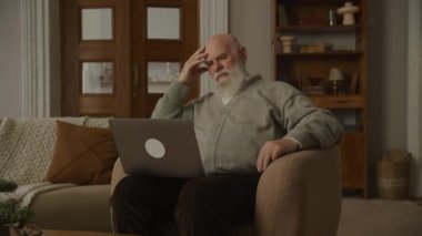 Stresli son sınıf öğrencisi, dedesinin başı dertte. Beyaz sakallı, beyaz, beyaz, büyük anne ve babası.