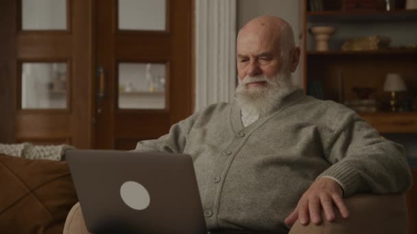 Senior Erwachsener Mann Erwägt Anlageoptionen Nachdenklicher Opa Nutzt Laptop Hause — Stockvideo