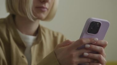 Tanımlanamayan Kadın Smartphone 'da Mesajlaşıyor Yakın plan - 60 Fps' te Dolly 'yi izleme