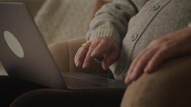 Senior Man Hands Laptop Touchpad Opa Arme Surfen Online Zeitlupe — Stockvideo