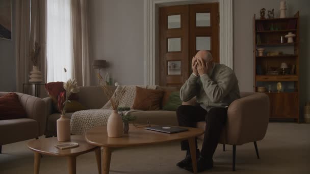悲しみの老人 祖父は痛みと絶望で泣く — ストック動画