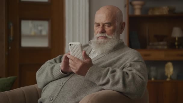 Alter Mann Tippt Auf Smartphone Großvater Schreibt Sms Mit Familie — Stockvideo