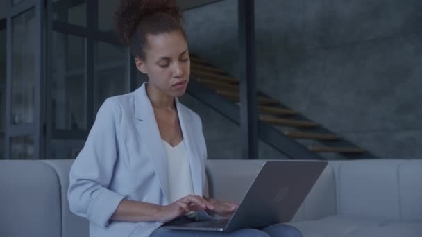 ビジネスマンラップトップで働く女性同僚のコンピュータを使ってスーツを着た女性 — ストック動画
