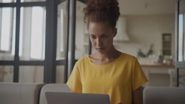 Wanita Menggunakan Laptop Dalam Aspirations Terinspirasi Perempuan Rumah — Stok Video