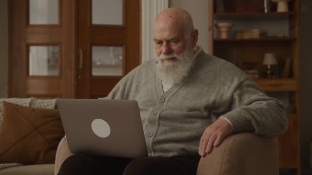 Starší Muž Čte Dobré Zprávy Ukazuje Gesture Camera Dědeček Palec — Stock video