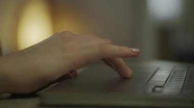 Touchpad 'deki Parmaklar Ekstrem Kapalı Kapılar