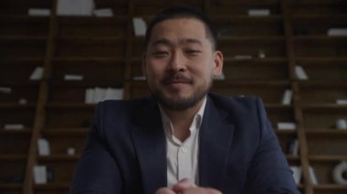 Video Çağrısında Yetişkin Adam, konferansta konuşan iş adamının webcam görüntüsü