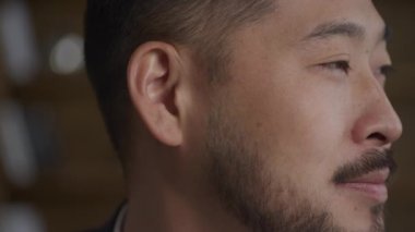 Koreli Adam Aşırı Gülümse Yaklaş, iş adamı başını çevirip kameraya bakıyor