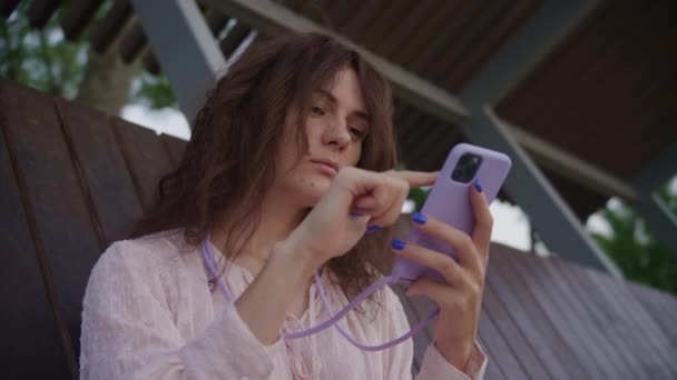 Parktaki Akıllı Telefona Bakan Üzgün Genç Kadın Kampüsteki Akıllı Telefondan — Stok video