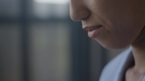 Žena Používající Smartphone Extreme Close Transition Obličeje Ruky Drží Chytrý — Stock video