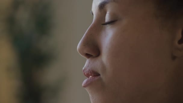 Düşünceli Kadın Yüzü Yavaş Çekimde Yakın Çekimde — Stok video