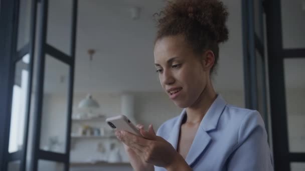 Izgalmas Online Vásárlás Segítségével Smartphone Böngészés Érzelmek — Stock videók