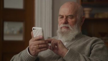 Akıllı Telefon Kullanan Yaşlı Adam, Akıllı Telefon Düşünen Kıdemli Daktilo. Büyükbaba modern alete karşı.