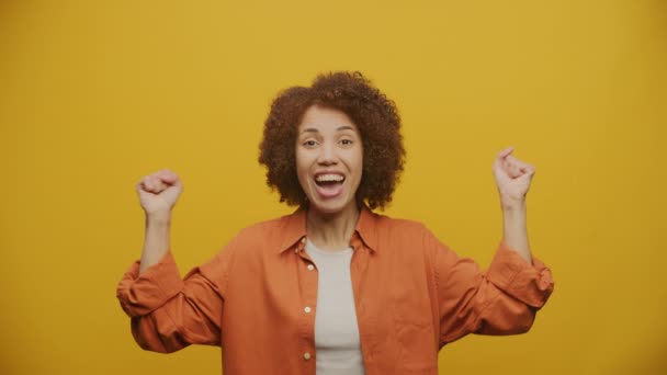 Mujer Celebrando Logro Sobre Fondo Amarillo Cámara Lenta Fps — Vídeos de Stock