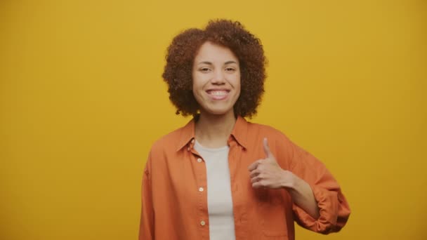 Sarıdaki Kadın Gibi Fps Yavaş Çekimde Başparmaklarını Gösteren Genç Kadın — Stok video