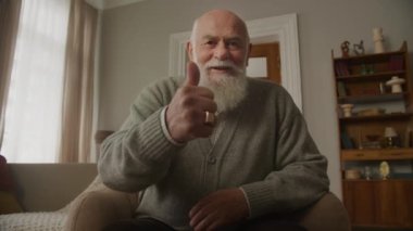 Büyükbaba Video Çağrı POV 'unda Gesture Gibi Gösteriyor, web kamerasında kıdemli bir adamın kameraya bakıp konuşmasının görüntüsü
