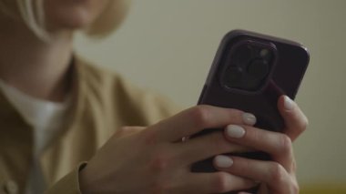 Smartphone 'da tanımlanamayan Kadın Mesajlaşması Yakından İzleme Çekimi veya 60 Fps' de Dolly 'de döndürme