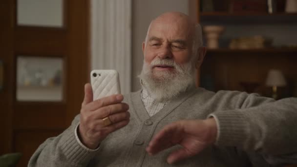 Avô Chamada Vídeo Usando Telefone Inteligente Homem Sênior Acenando Mão — Vídeo de Stock