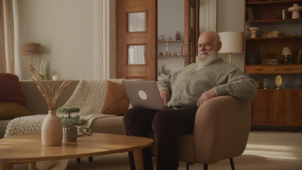Dziadek Patrząc Laptopa Śmiech Senior Man Uśmiech Podczas Korzystania Komputera — Wideo stockowe