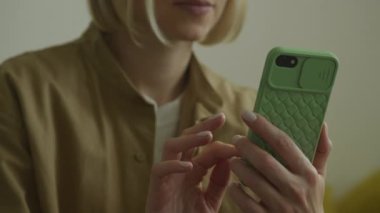 Tanımlanamayan Kadın Yeşil Akıllı Telefon 'a Geçiş Yakından, Kafkas kadın akıllı telefon kullanarak internette geziniyor