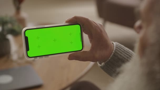 Horisontell Grön Skärm Smartphone Senior Man Hand Närbild Farfar Tittar — Stockvideo