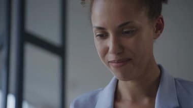 İş kadını Gülümse Düşük Açı Yakın plan, kadın bilgisayardan olumlu mesaj okuyor