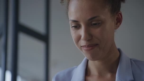 Geschäftsfrau Lächelt Aus Nächster Nähe Frau Liest Positive Botschaft Auf — Stockvideo