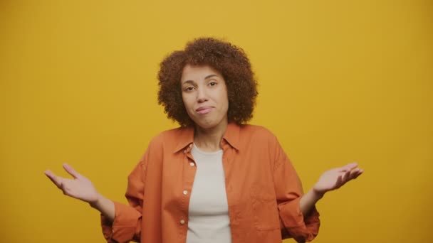 Omuz Silkmede Kollarını Kaldıran Kadın Yoksa Sarı Arka Planda Somurtan — Stok video