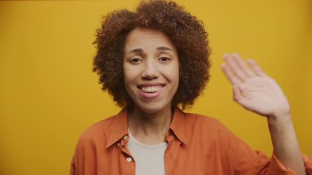 Pov Γυναίκα Χαιρετισμός Και Μιλώντας Στο Κίτρινο Φόντο Γυναίκα Στην — Αρχείο Βίντεο