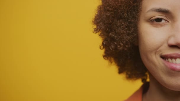 Half Face Portré Női Arc Mosolygós Sárga Háttér Fps Lassított — Stock videók