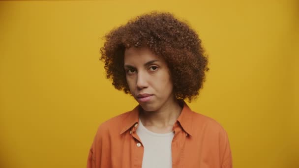 Pensive Woman Portré Sárga Háttér Ideges Közelről Fps Lassított Felvétel — Stock videók