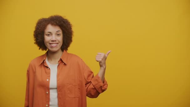 Mujer Señalando Espacio Copia Amarillo Con Pulgar Cámara Lenta — Vídeos de Stock