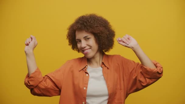 Vrouw Dansend Gele Achtergrond Positief Vrouw Vieren Een Prestatie Kijken — Stockvideo