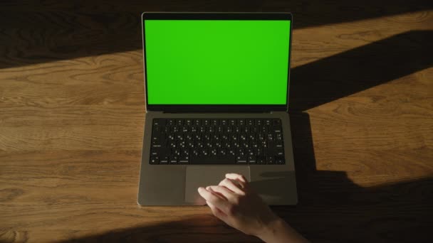 Handscrollen Auf Dem Green Screen Laptop Touchpad Zeitlupe — Stockvideo