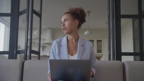 Žena Která Dává Pauzu Práce Podnikatelka Protahuje Před Svým Notebookem — Stock video